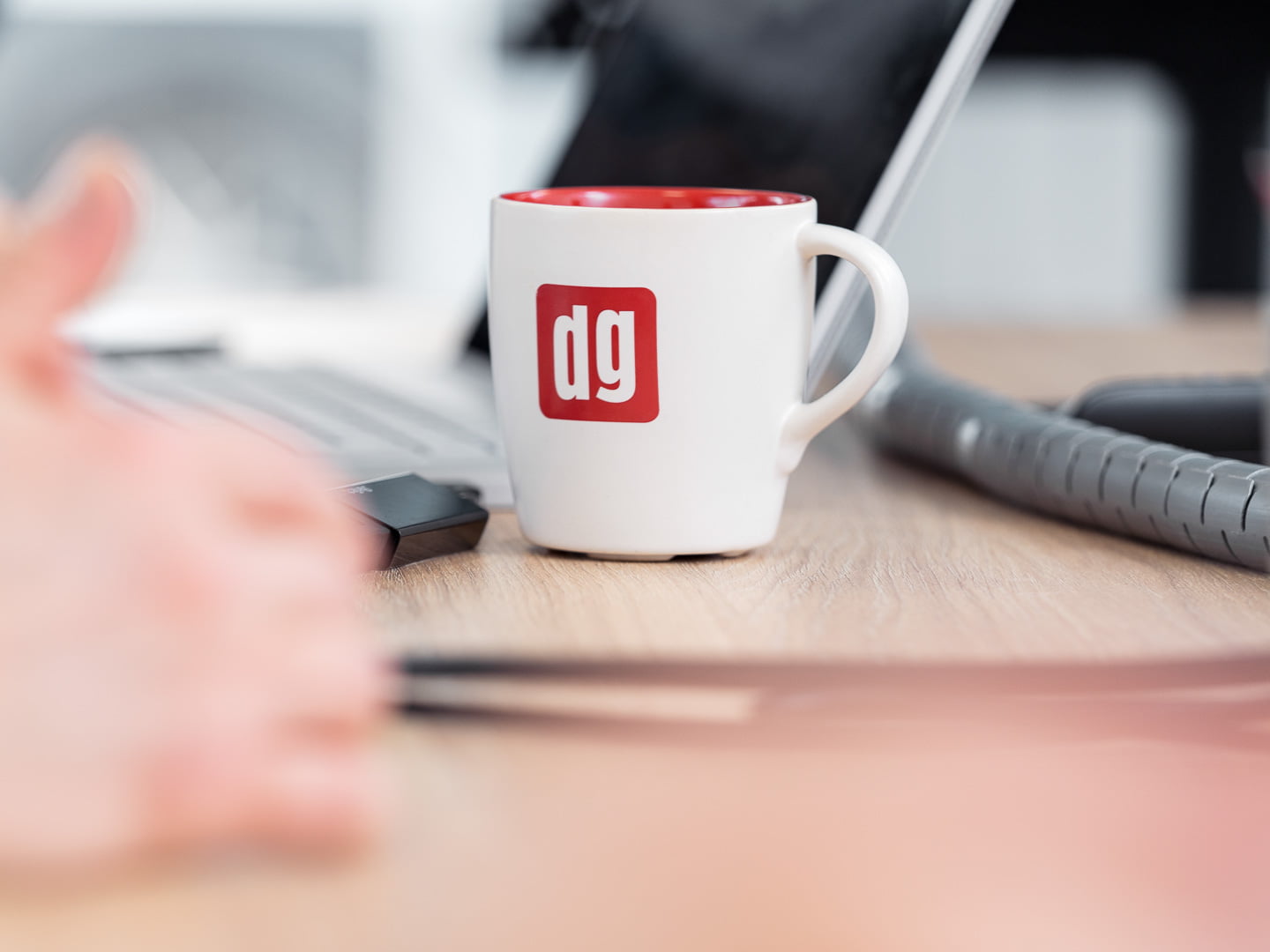 Muki, jossa on dg-teksti.