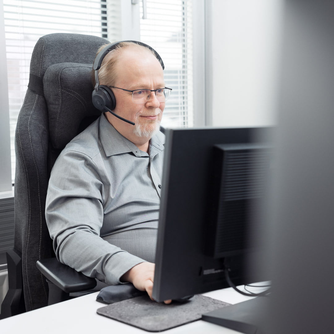 Data Groupin asiantuntija työssään.